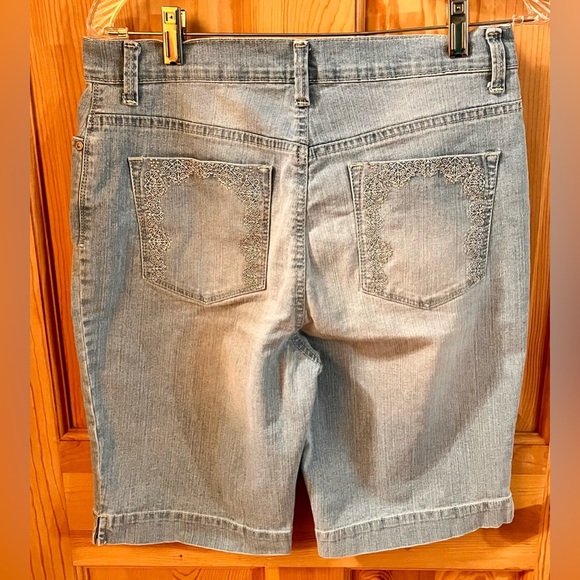 Gloria Vanderbilt Amanda All Around Slimming Effect Size 8 Women's Denim Shorts - Picture 8 of 13